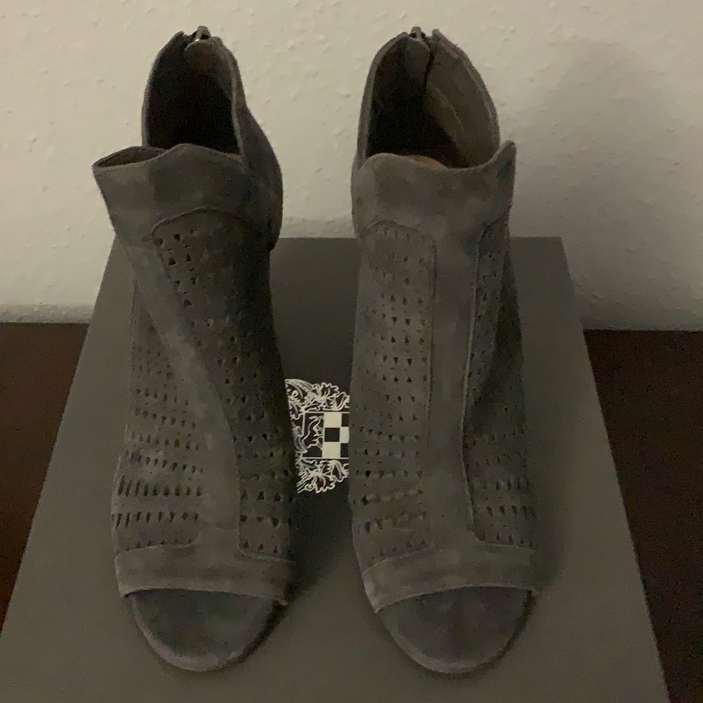 New Vince Camuto Suade gray sandals. Size 8.5M